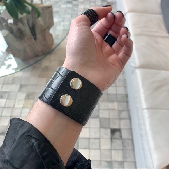 Black Croc Leather Silver V Cut Cuff Bracelet - Picture 9 of 11